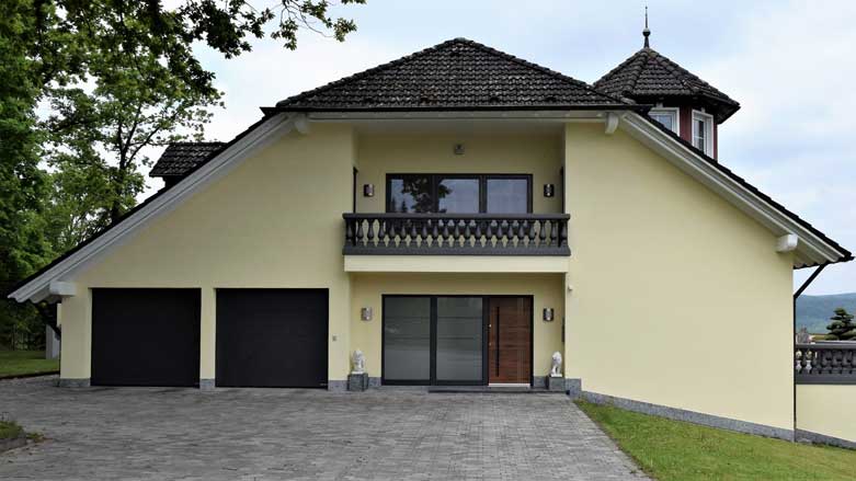 Referenzhaus mit neuer Haustür, Fenstern und Garagentoren
