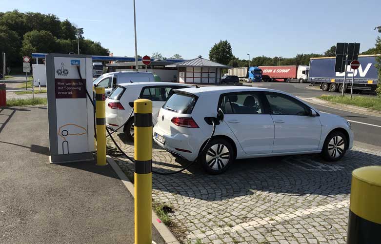 Unsere Neuen am ersten Ladepunkt in Hildesheim Unsere Neuen am ersten Ladepunkt in Hildesheim