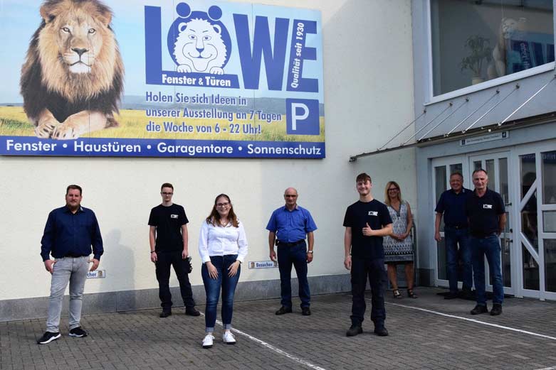 LÖWE Auszubildende 2020 mit ihren Ausbildern