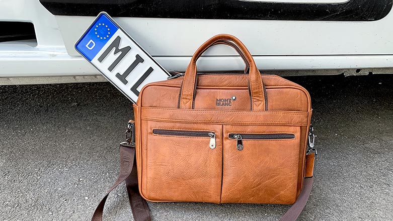 Das neue Nummernschild gut verpackt