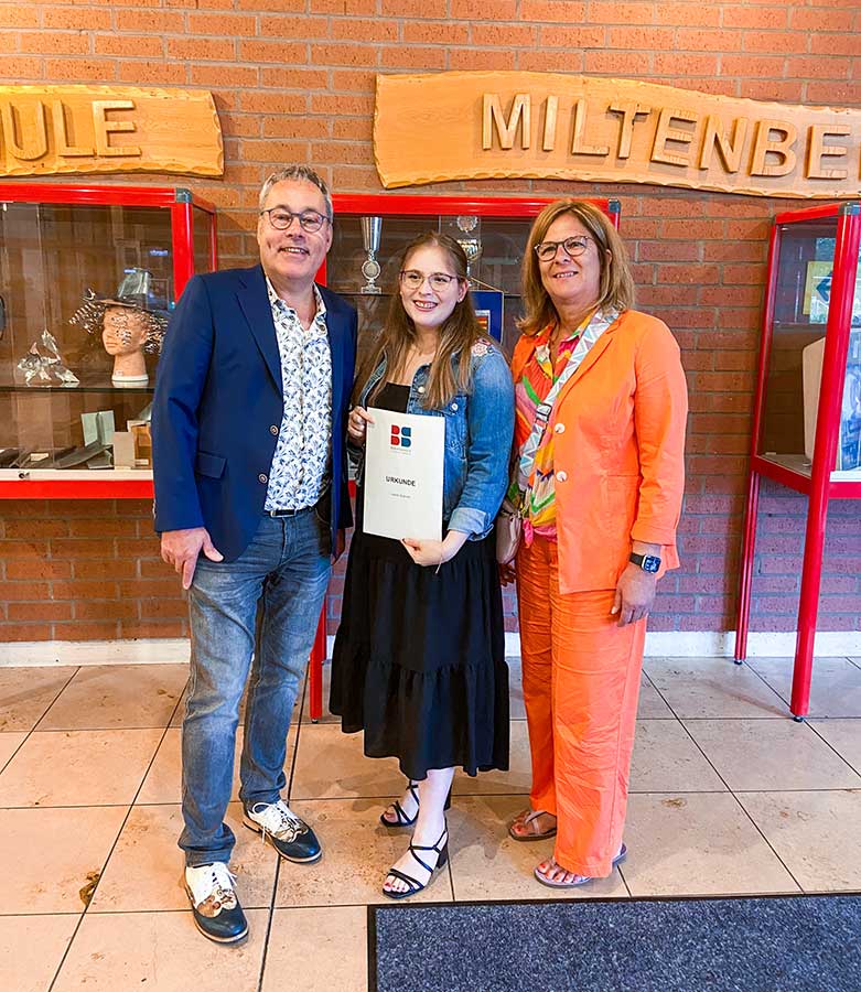Leo Löffler, Laura Schmitt mit dem Staatspreis von Unterfranken und Renate Löffler
