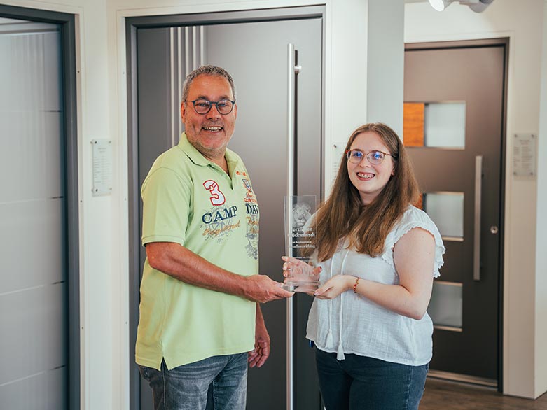 Leo Löffler und Laura Schmitt mit der LÖWE Auszeichnung