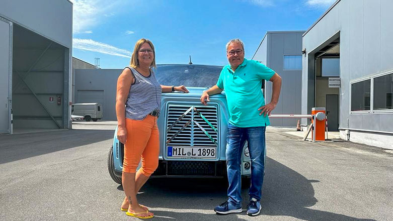 Renate und Leo Löffler bei der Fahrzeugübernahme bei Caselani