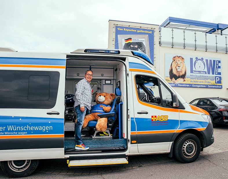 Leo Löffler mit dem ASB-Wünschewagen-Bär