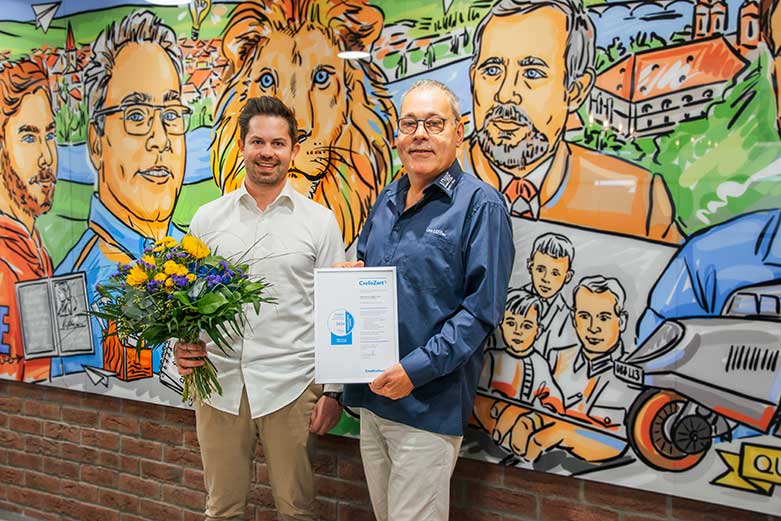 Übergabe CrefoZert 2024 - Busch (li), Löffler