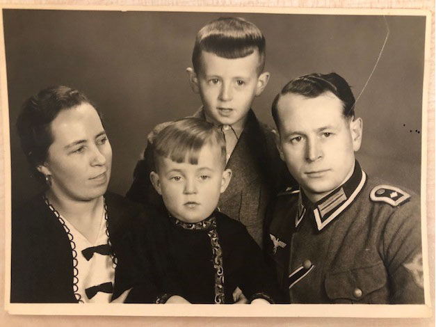 Leo Loeffler (re) mit Familie ca. 1930